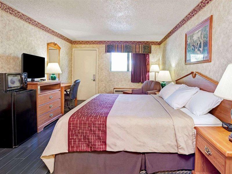 Days Inn & Suites By Wyndham Monroe Buitenkant foto