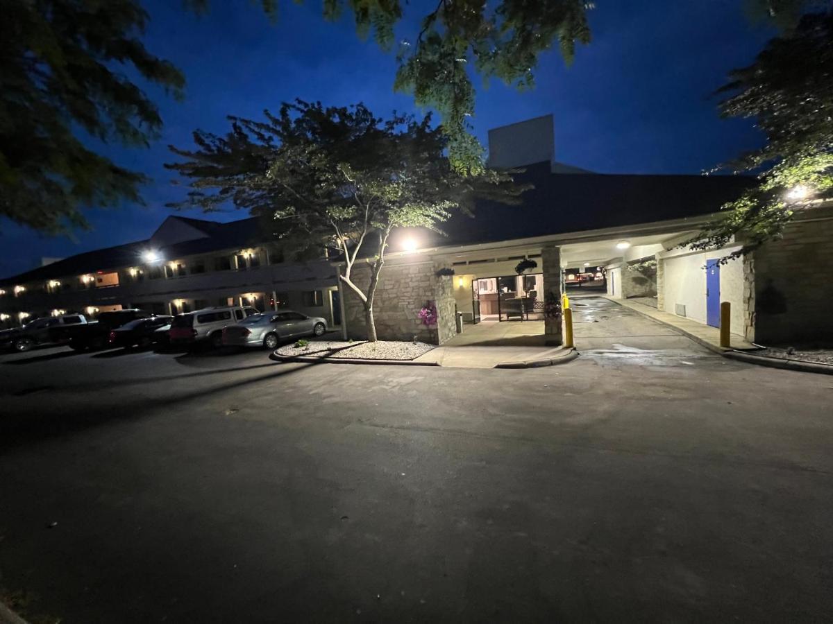 Days Inn & Suites By Wyndham Monroe Buitenkant foto