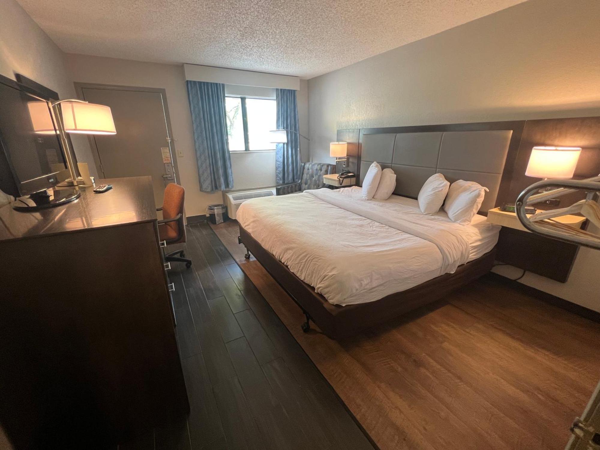 Days Inn & Suites By Wyndham Monroe Buitenkant foto