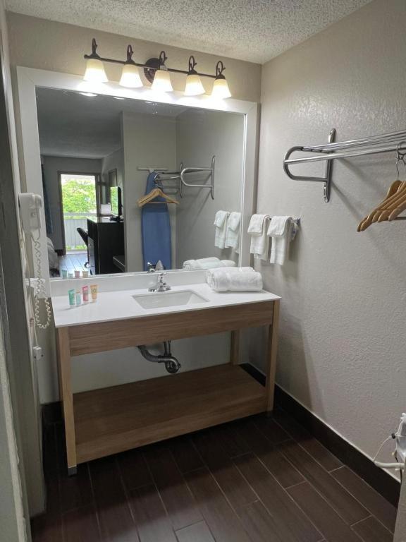 Days Inn & Suites By Wyndham Monroe Buitenkant foto