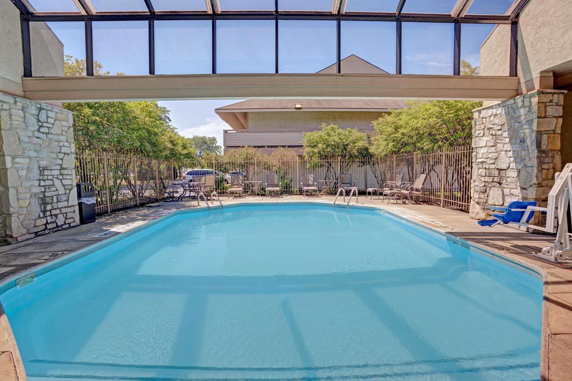 Days Inn & Suites By Wyndham Monroe Buitenkant foto