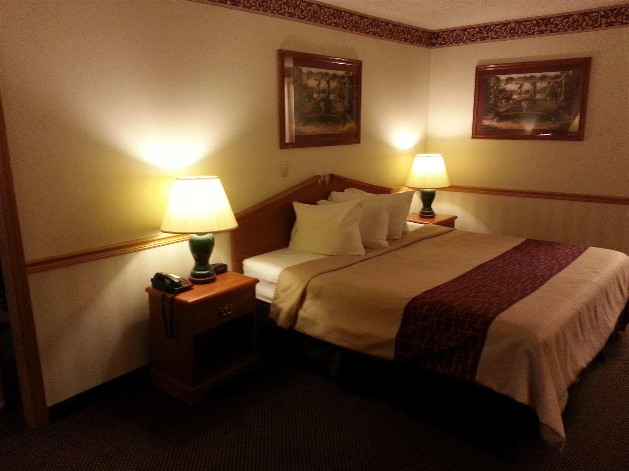 Days Inn & Suites By Wyndham Monroe Buitenkant foto